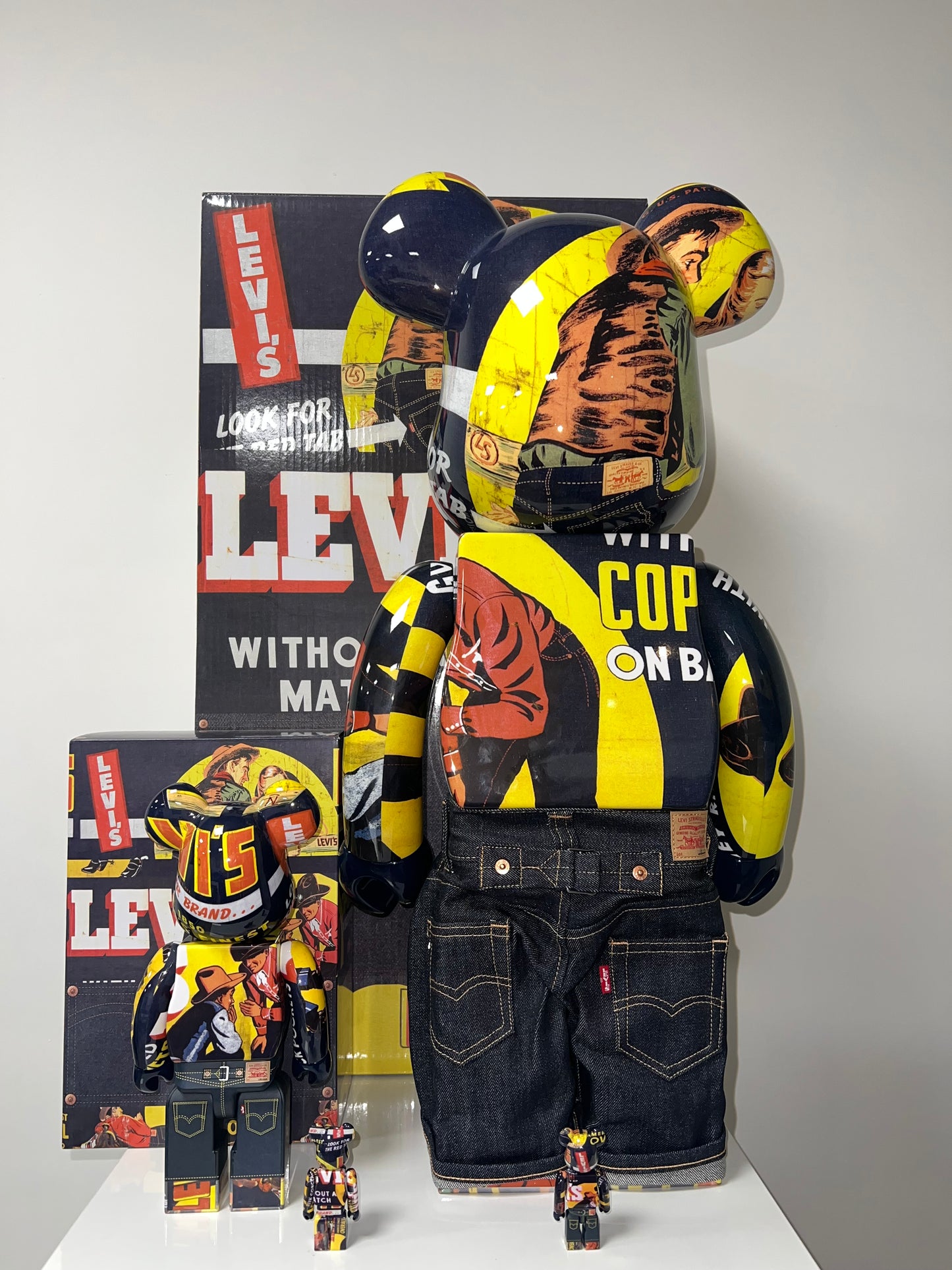 Bearbrick Levi's Banner Denim Edition – 2010 (1000%) | Exclusief voor Japan + Denim Crossover (400% + 2x 100%) - FLIPPR