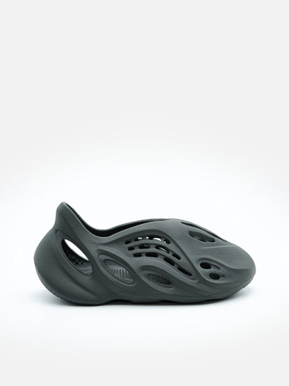 Yeezy Foam Runner Carbon - FLIPPR