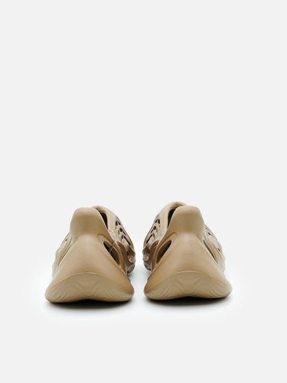 Yeezy Foam Runner Clay Taupe - FLIPPR