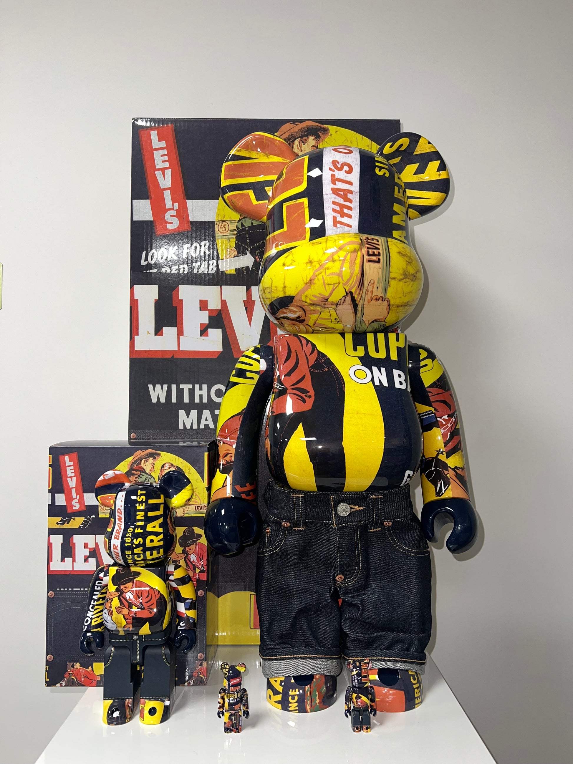 Bearbrick Levi's Banner Denim Edition – 2010 (1000%) | Exclusief voor Japan + Denim Crossover (400% + 2x 100%) - FLIPPR