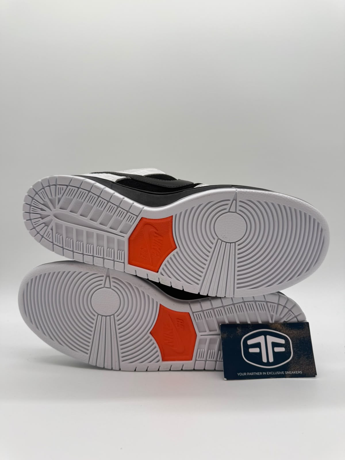 Nike SB Dunk Low TIGHTBOOTH